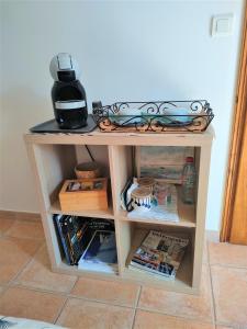 Saint-Zacharie的住宿－La SANATINA 2，一张小桌子,上面有书籍和咖啡壶