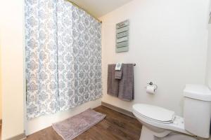 a bathroom with a toilet and a shower at Lovely 3bed Apt with pool close to SD Convetion Center 324 in San Diego