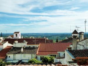 uitzicht op de daken van een stad met gebouwen bij Casa da Torre by Portus Alacer in Portalegre