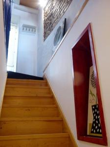 una escalera en una casa con escalera en Casa da Torre by Portus Alacer, en Portalegre