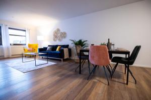 - un salon avec une table et un canapé dans l'établissement Design-Ferienwohnung in Bad Neuenahr: Platz für 4, Küche, WiFi, Netflix, à Bad Neuenahr-Ahrweiler