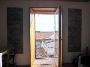 una puerta abierta con vistas a un balcón en Casa da Torre by Portus Alacer en Portalegre