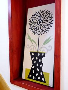 zdjęcie wazy z kwiatem w obiekcie Casa da Torre by Portus Alacer w mieście Portalegre