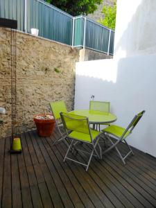 un patio con mesa y sillas en una terraza en Casa da Torre by Portus Alacer en Portalegre