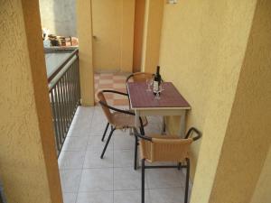 een kleine tafel en 2 stoelen op een balkon bij Vito Apartments Sutomore in Sutomore