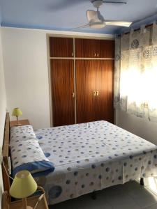 1 dormitorio con 1 cama grande en una habitación en Pis ampli i còmode a 5 min de l’Escala, en Bellcaire dʼEmpordà