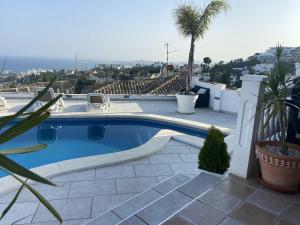 een zwembad op het dak van een huis bij 2 bedrooms villa with sea view private pool and furnished terrace at Benalmadena 2 km away from the beach in Benalmádena