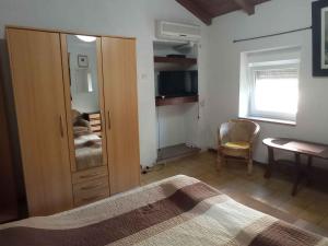 ein Schlafzimmer mit einer Kommode und einem Schrank mit einem Spiegel in der Unterkunft Holiday home in Rovinj - Istrien 11600 in Rovinj