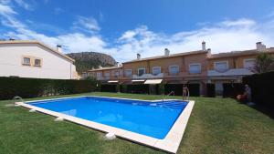 - une piscine dans la cour d'une maison dans l'établissement Casa unifamiliar con patio y piscina en L'Estartit- Costa Brava, à L'Estartit