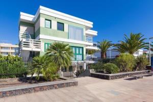 una casa con palme di fronte di PLAYA DEL INGLES-MASPALOMAS a Playa del Ingles
