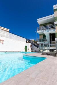 una piscina di fronte a un edificio di PLAYA DEL INGLES-MASPALOMAS a Playa del Ingles