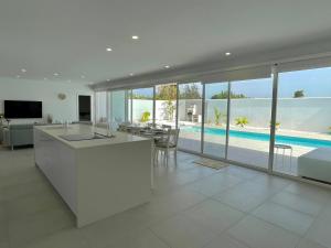 cocina y sala de estar con vistas a la piscina en Chalet El Eden, en Chiclana de la Frontera 23 fotos más