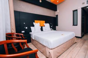 Un pat sau paturi într-o cameră la Gold Crest Hotel