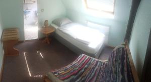 Dormitorio pequeño con cama y mesa en Landhotel Waldschänke en Berlín