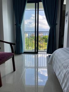 1 dormitorio con cama y vistas al océano en Hana's Homestay Hue, en Thôn Lại Thê
