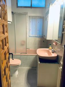 Ett badrum på San Isidro Labrador, apartamento en Las Vistillas junto a metro Puerta de Toledo