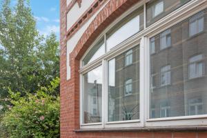 una ventana en el lateral de un edificio de ladrillo en City Apartment! Bahnhof Kongress zentral ÖPNV en Kassel