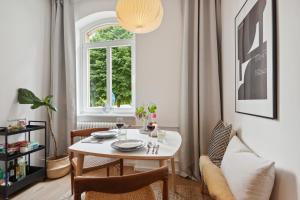 a dining room with a table and a window at City Apartment! Bahnhof Kongress zentral ÖPNV in Kassel