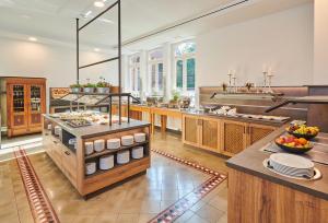 una grande cucina con armadi in legno e piano di lavoro di Hotel Mutterhaus Düsseldorf a Dusseldorf