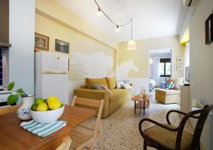 una sala de estar con una mesa con un bol de fruta en Live in Athens, PSYRRI Meet Me Here Apartments, en Atenas