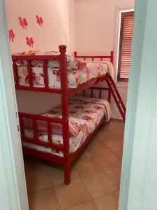 フォルミアにあるVilla Claudiaのベッドルーム1室(二段ベッド2組付)