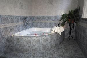 La salle de bains est pourvue d'une baignoire avec des lumières. dans l'établissement Rose House, à Réthymnon