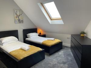 Ένα ή περισσότερα κρεβάτια σε δωμάτιο στο Top Floor Luxury & Stylish Apartment - Sleeps 5