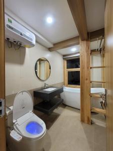 uma casa de banho com um WC e um lavatório em Nhà Của Bin - Bin's House (Xóm Bin, xã Pù Bin, huyện Mai Châu, Hòa Bình) em Mai Châu