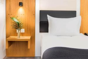 Dormitorio con cama y mesita de noche en INGATE Hotel, en Famagusta