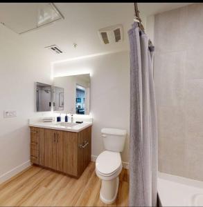 Un baño de Lux Apt with Rooftop pool by Convention Centr and Petco Park 40