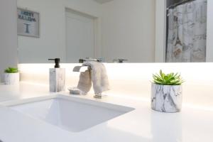 Un baño de Lux Apt with Rooftop pool by Convention Centr and Petco Park 40