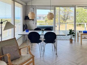 Fjellerup StrandにあるThree-Bedroom Holiday home in Glesborg 47のダイニングルーム(テーブル、椅子付)