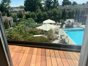 einen Balkon mit Poolblick in der Unterkunft Badhotel Renesse in Renesse