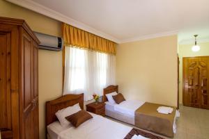 Postel nebo postele na pokoji v ubytování Yeşilkaya Hotel
