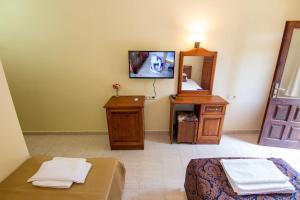 TV a/nebo společenská místnost v ubytování Yeşilkaya Hotel