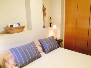 デニアにあるSueño de Marのベッドルーム1室(枕2つ付)