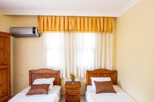Postel nebo postele na pokoji v ubytování Yeşilkaya Hotel