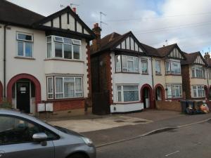a group of houses on the side of a street at Lovely 3 Bedrooms Flat Near Romford Station With Free Parking in Romford