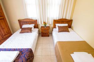 Postel nebo postele na pokoji v ubytování Yeşilkaya Hotel