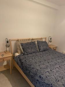 ein Schlafzimmer mit einem Bett und zwei Lampen an Tischen in der Unterkunft HACIENDA 12A MENYBER in Nerja