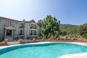 Bazén v ubytování Yeşilkaya Hotel nebo v jeho okolí