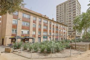 un edificio con un montón de plantas delante de él en Alcam Stadium Les Corts en Barcelona