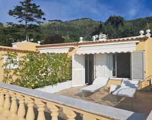 un balcone di una casa con una panchina di Villa Mimosa ad Anacapri