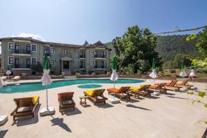 Bazén v ubytování Yeşilkaya Hotel nebo v jeho okolí