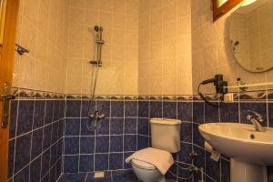 een badkamer met een toilet en een wastafel bij Yeşilkaya Hotel in Kayakoy