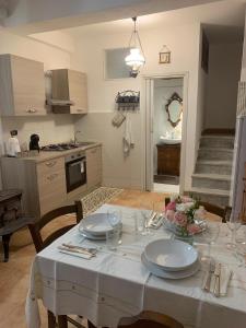 una cocina con una mesa con platos y flores. en Casa Voje, en Serra Rocco