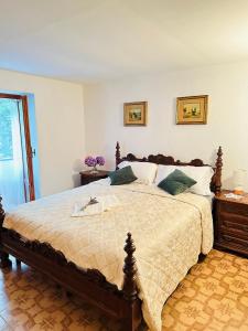 Serra Riccò的住宿－Casa Voje，一间卧室配有一张木架大床