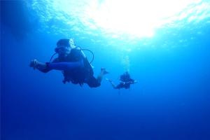 una persona en el agua con un buzo en Escape Divers - The Jungle en Ko Tao