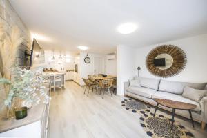 Kuchyň nebo kuchyňský kout v ubytování Apartments by the sea Pisak, Omis - 1067