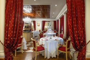 A restaurant or other place to eat at Savoy Beach Hotel & Thermal Spa